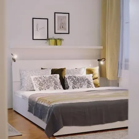 Daire New! Mucha 3bdr Flat In Heart Of The Center Prag