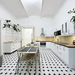 New! Mucha 3bdr Flat In Heart Of The Center Praha
