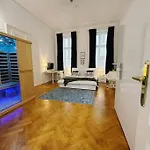 New! Mucha 3bdr Flat In Heart Of The Center Apartmán