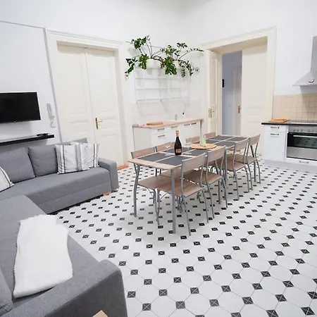 New! Mucha 3bdr Flat In Heart Of The Center * プラハ