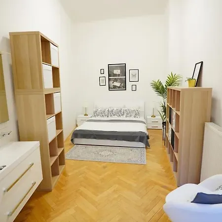 New! Mucha 3bdr Flat In Heart Of The Center
