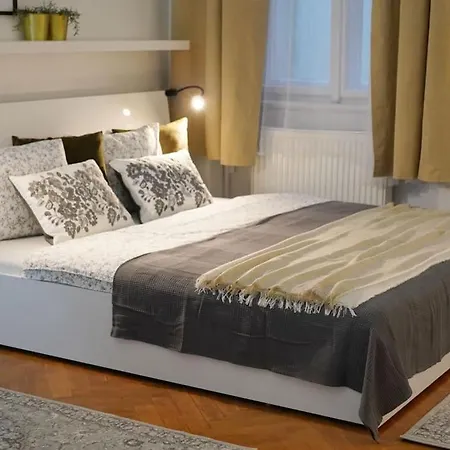New! Mucha 3bdr Flat In Heart Of The Center Praha