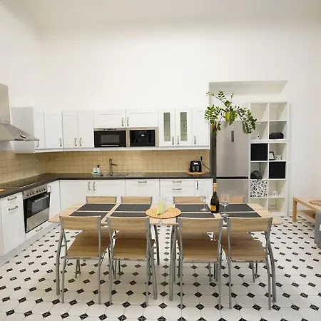New! Mucha 3bdr Flat In Heart Of The Center Apartmán *