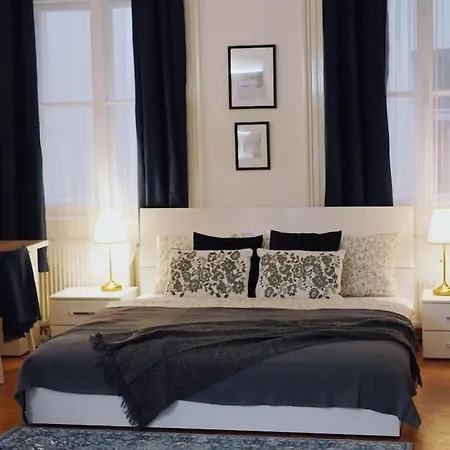 New! Mucha 3bdr Flat In Heart Of The Center * Praha