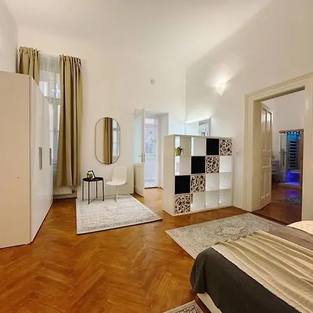 New! Mucha 3bdr Flat In Heart Of The Center