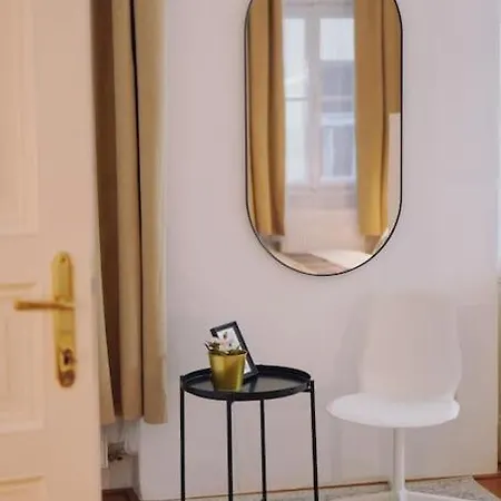 New! Mucha 3bdr Flat In Heart Of The Center Praha