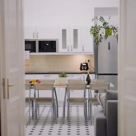 New! Mucha 3bdr Flat In Heart Of The Center Apartmán *