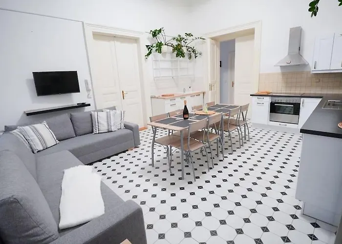 New! Mucha 3bdr Flat In Heart Of The Center * Praha