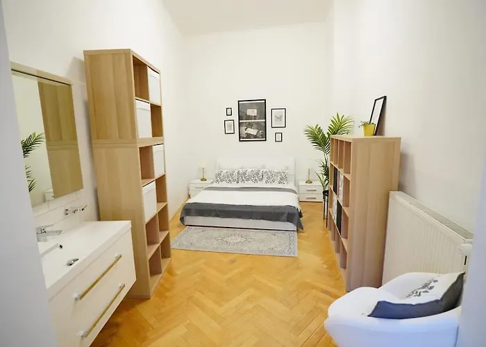 New! Mucha 3bdr Flat In Heart Of The Center