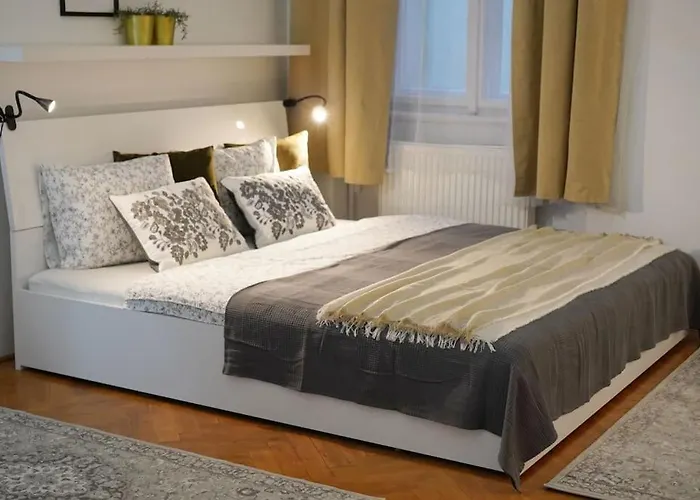 New! Mucha 3bdr Flat In Heart Of The Center Praha