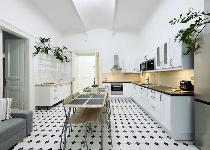 New! Mucha 3bdr Flat In Heart Of The Center Praha