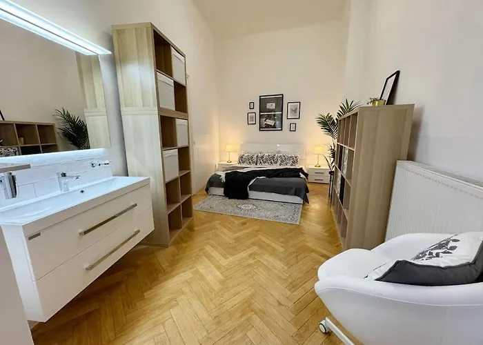 New! Mucha 3bdr Flat In Heart Of The Center Apartmán