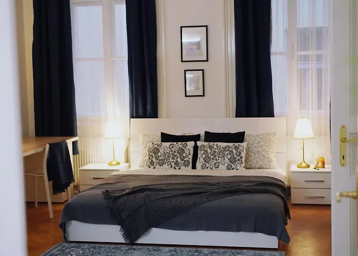 New! Mucha 3bdr Flat In Heart Of The Center * Praha