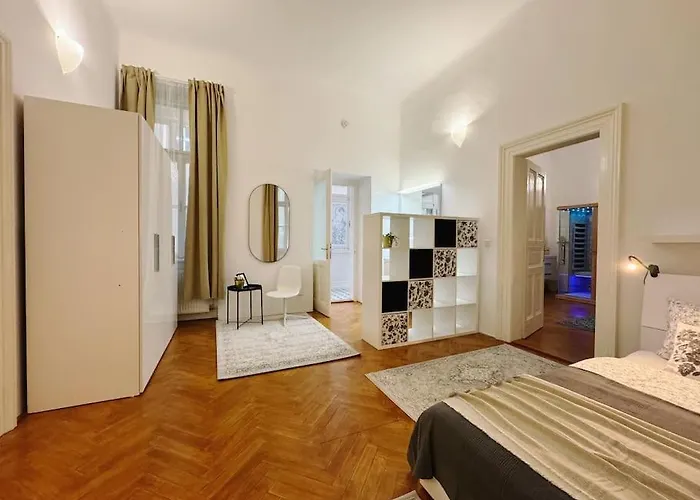 New! Mucha 3bdr Flat In Heart Of The Center