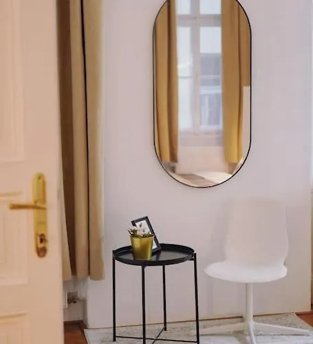 New! Mucha 3bdr Flat In Heart Of The Center Praha