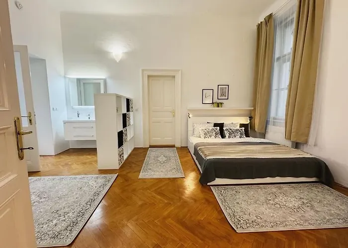 New! Mucha 3bdr Flat In Heart Of The Center *